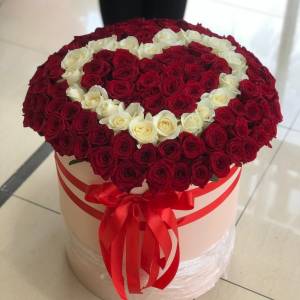 Красные и белые розы в форме сердца в коробке R889