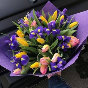 Сборный букет тюльпаны и ирисы R1245