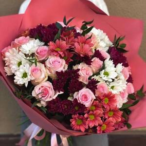 Сборный букет яркая хризантема и розовые розы R1233