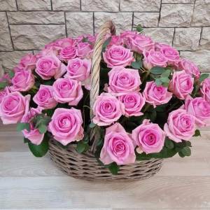 31 розовая роза в корзине с зеленью R269