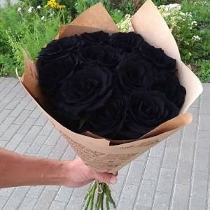 Букет 11 черных роз в крафте R832
