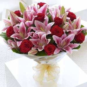 Букет красных роз и розовых лилий с упаковкой R141