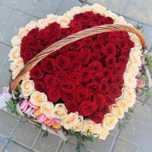 Большая корзина 151 роза сердце и макаронсы R545